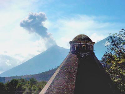 Milenarios volcanes y arquitectura centenaria